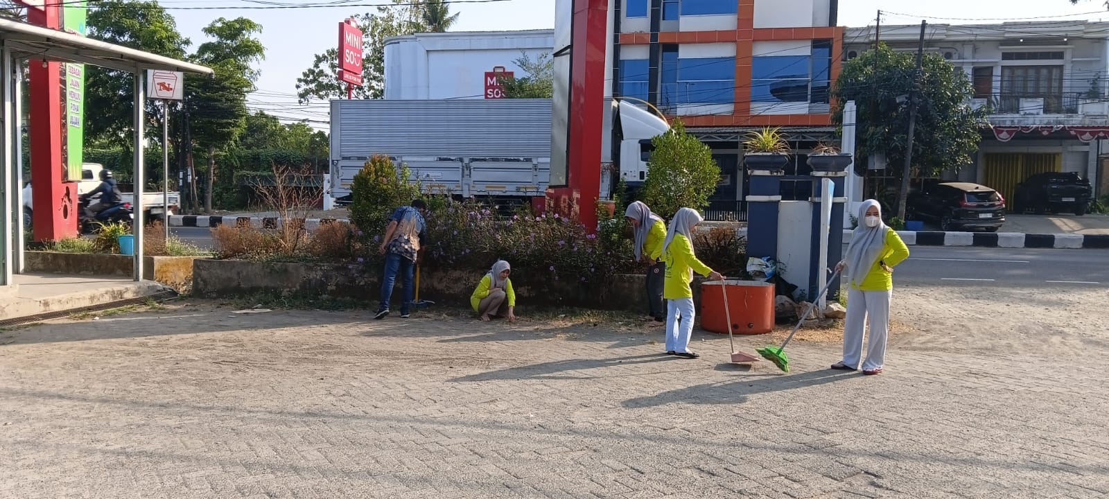 Petugas MPP Pangkep Melakukan Kegiatan Kerja Bakti Bersama di Kawasan MPP Kab. Pangkajene dan Kepulauan 